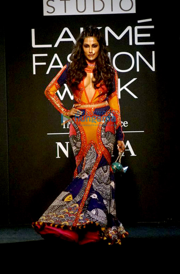 chitrangada singh walks for neha agarwal at lakme fashion week 2017 5