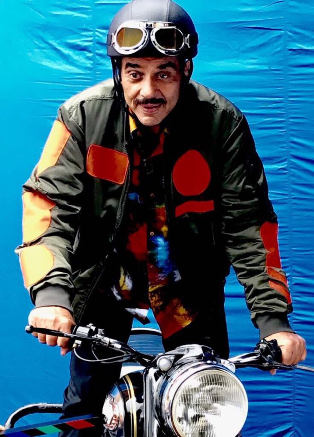 Dharmendra makes his social media debut1
