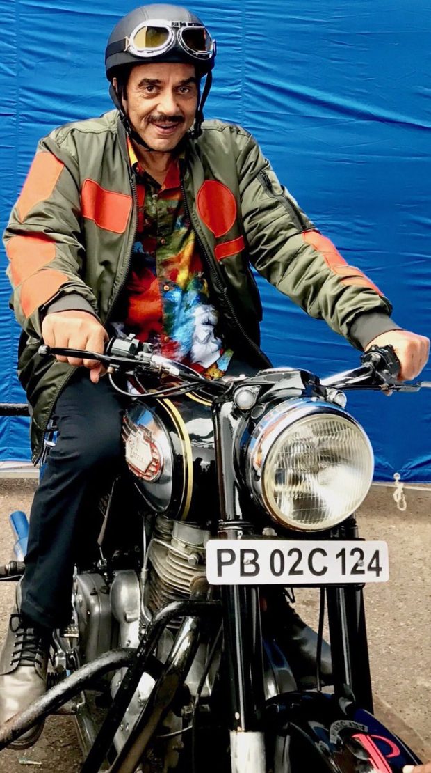 Dharmendra makes his social media debut2