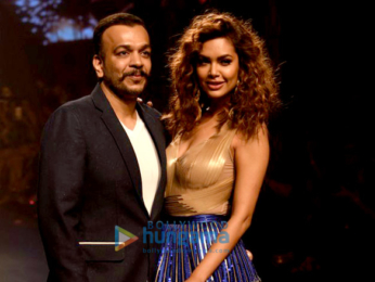 Esha Gupta walk for Amit Aggarwal at Lakme Fashion Week 2017