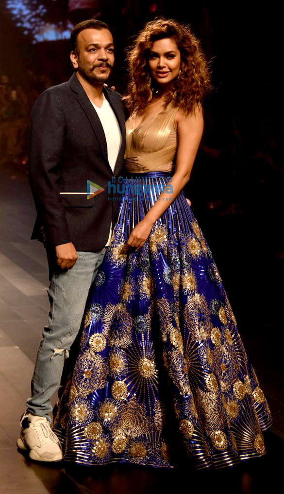 esha gupta walk for amit aggarwal at lakme fashion week 2017 1