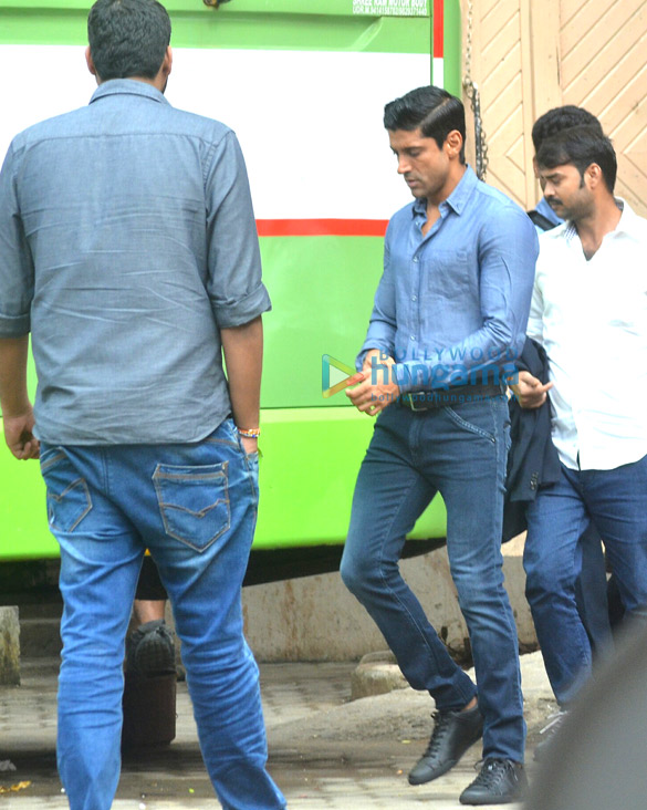 farhan akhtar snapped at mehboob studio today for an ad shoot 3