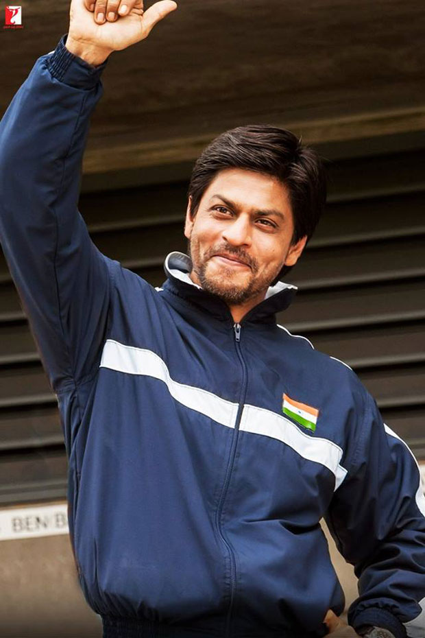 Here-are-some-BTS-moments-of-Shah-Rukh-Khan-and-the-hockey-team-that-will-make-you-re-watch-the-film!-(2)