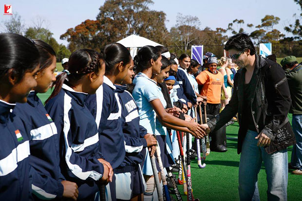 Here-are-some-BTS-moments-of-Shah-Rukh-Khan-and-the-hockey-team-that-will-make-you-re-watch-the-film!-(4)