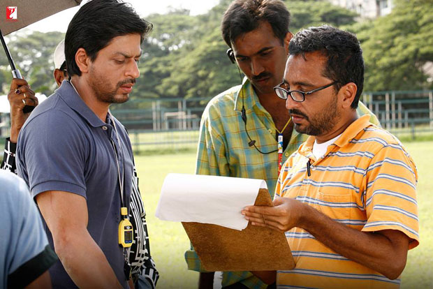 Here-are-some-BTS-moments-of-Shah-Rukh-Khan-and-the-hockey-team-that-will-make-you-re-watch-the-film!-(5)