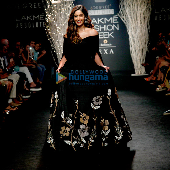 ileana dcruz walks for de belle at lakme fashion week 2017 4