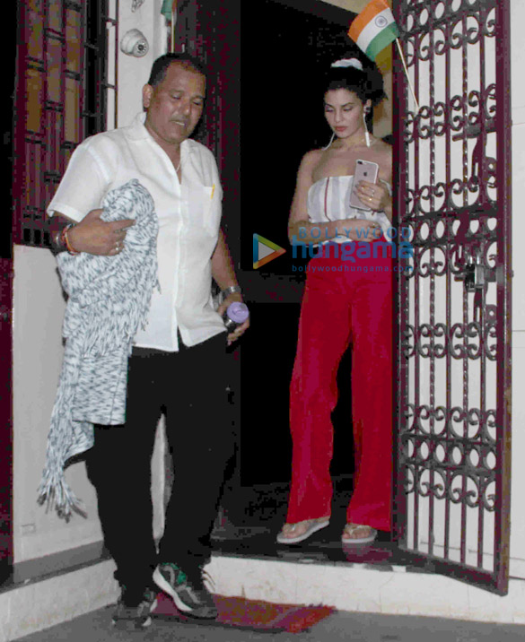jacqueline fernandez snapped post dubbing in bandra studio 2