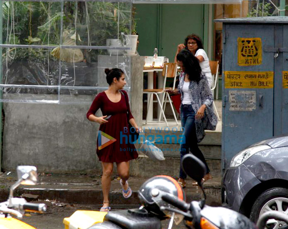 jhanvi kapoor and fatima sana shaikh snapped at kitchen garden 2