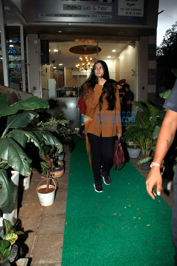 kareena kapoor khan and rhea kapoor snapped post their salon session in bandra 2 2