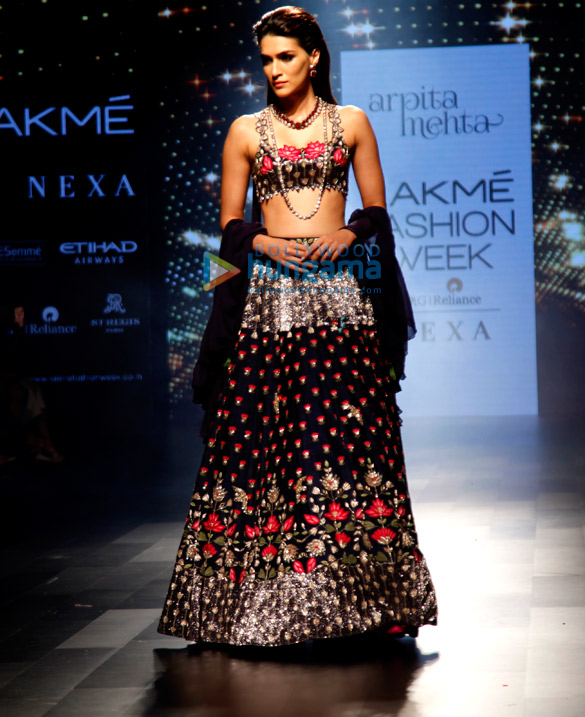 kriti sanon walks for arpita mehta at lakme fashion week 2017 2