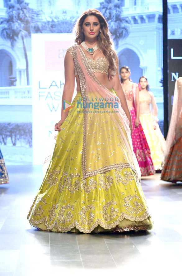 nargis fakhri walks for anushree reddy at lakme fashion week 2017 1