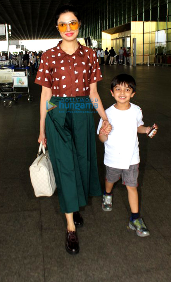nidhi agrewal taapsee pannu and others snapped at the airport 8