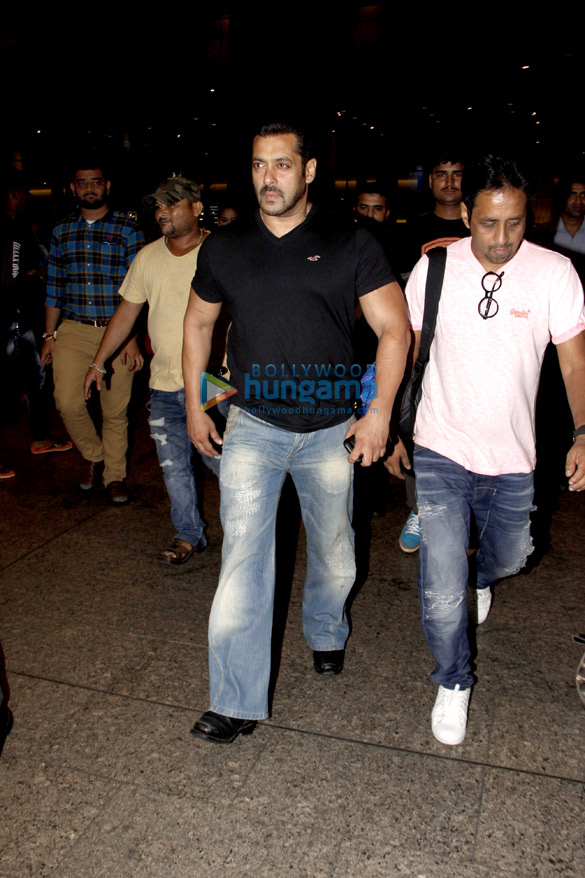 salman alvira arpita arrive back in mumbai 7