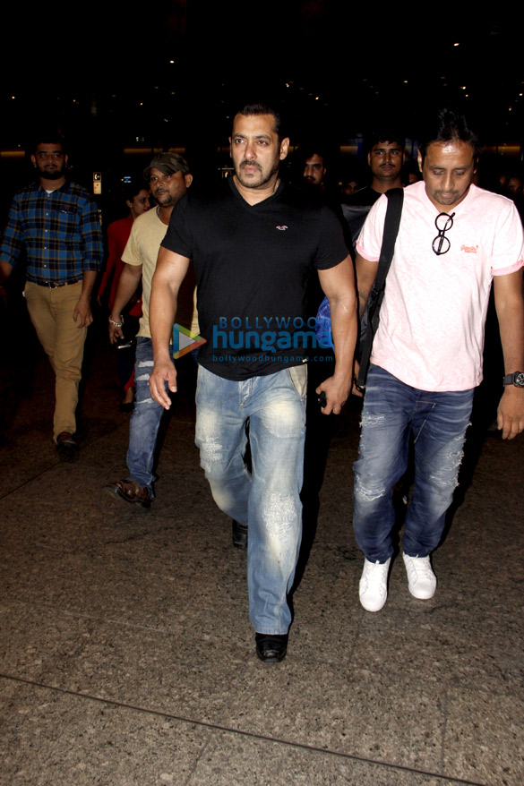 salman alvira arpita arrive back in mumbai 8