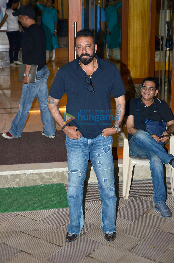 sanjay dutt snapped at his house in bandra with sujoy ghosh 4