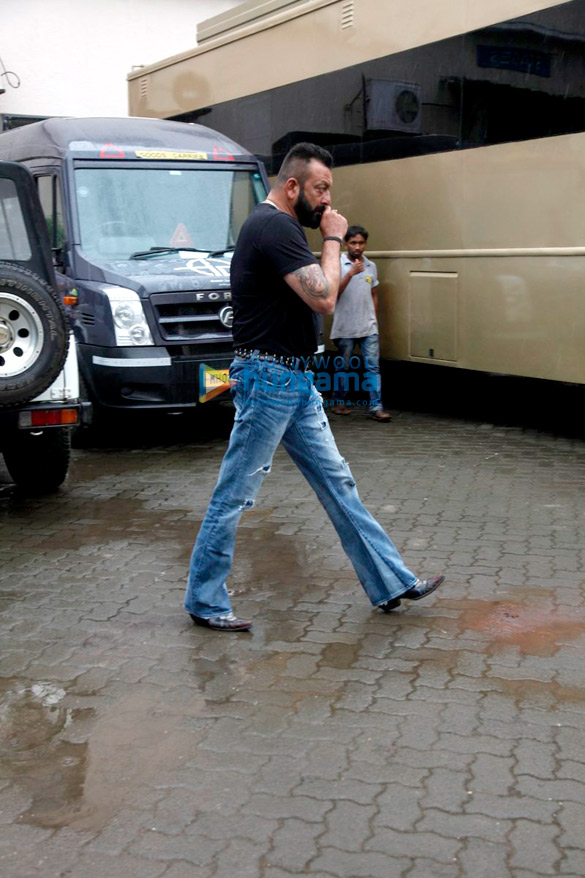 sanjay dutt snapped promoting his film bhoomi 3
