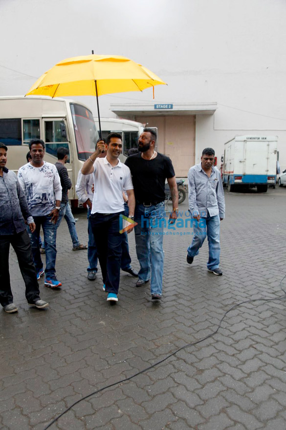 sanjay dutt snapped promoting his film bhoomi 4