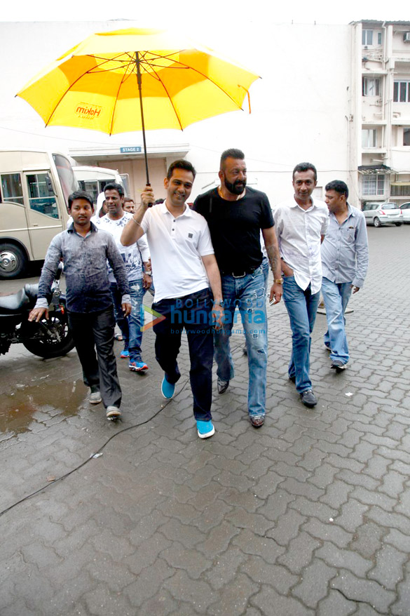 sanjay dutt snapped promoting his film bhoomi 6