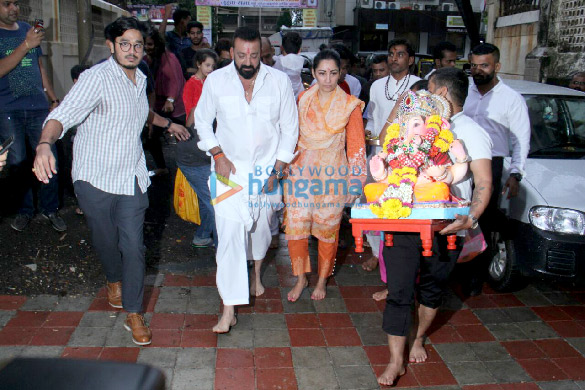 sanjay dutts ganesha visarjan at juhu beach 4