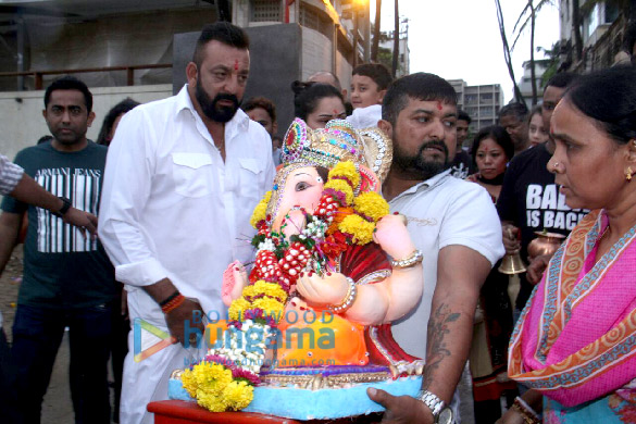 sanjay dutts ganesha visarjan at juhu beach 5