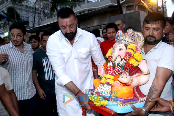 sanjay dutts ganesha visarjan at juhu beach 8