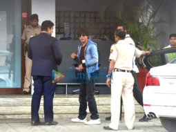 Shah Rukh Khan and Anushka Sharma snapped leaving to promote the film Jab Harry Met Sejal in Kolkata