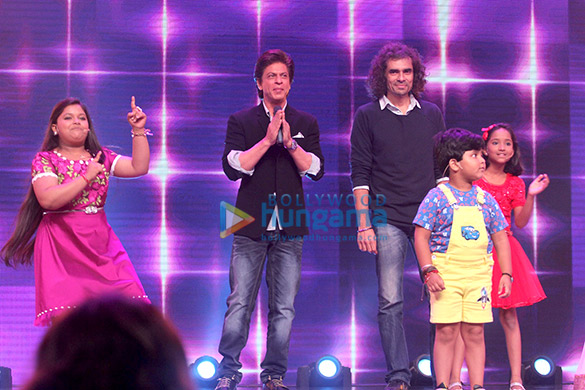 Shah Rukh Khan and Imtiaz Ali promote ‘Jab Harry Met Sejal’ on Sa Re Ga Ma Pa Li’l Champs Shah Rukh Khan and Imtiaz Ali promote ‘Jab Harry Met Sejal’ on Sa Re Ga Ma Pa Li’l Champs