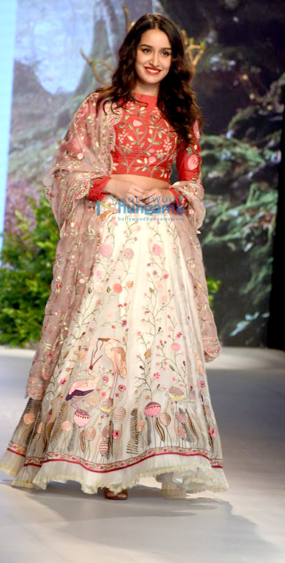 shraddha kapoor walks for rahul mishra at lakme fashion week 2017 1