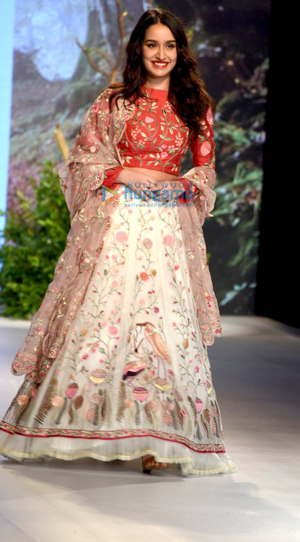 shraddha kapoor walks for rahul mishra at lakme fashion week 2017 2
