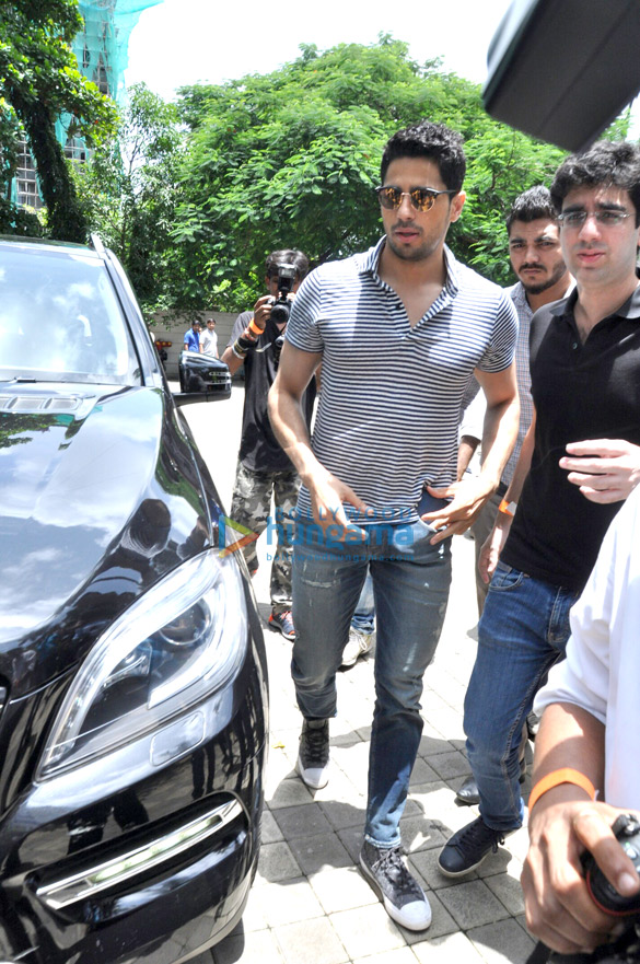 sidharth malhotra jacqueline fernandez launch bandook meri laila song from a gentleman 2
