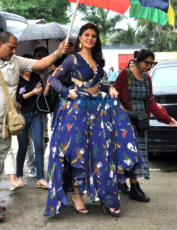 sidharth malhotra and jacqueline fernandez promote a gentleman on the sets of saregama lill champs 5