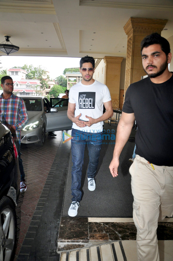sidharth malhotra and jacqueline fernandez snapped at the promotions of a gentleman 2