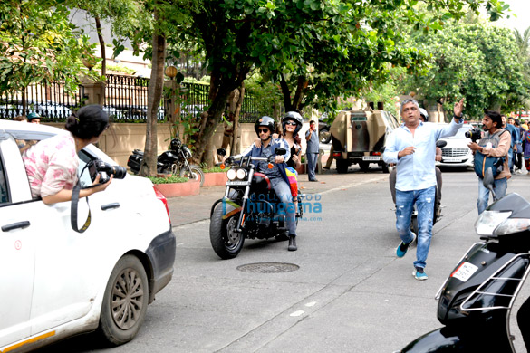 sidharth malhotra and jacqueline fernandez snapped riding a bike to promote a gentleman in bandra 2