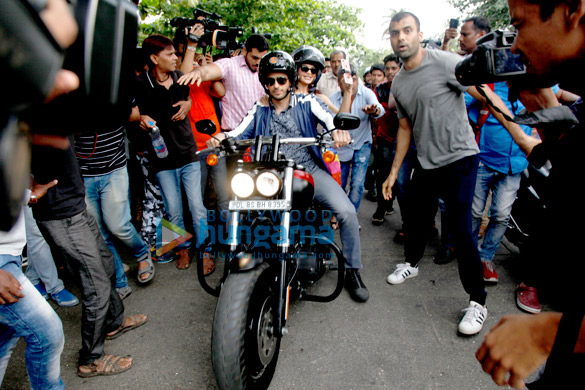 Sidharth Malhotra and Jacqueline Fernandez snapped riding a bike to promote A Gentleman in Bandra Sidharth Malhotra and Jacqueline Fernandez snapped riding a bike to promote A Gentleman in Bandra