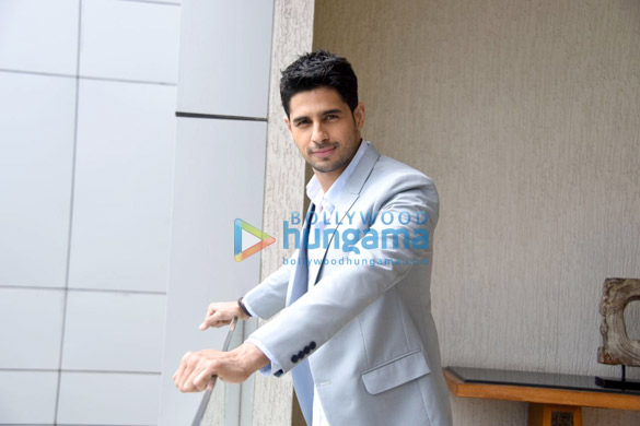 sidharth malhotra snapped promoting a gentleman in pune 5