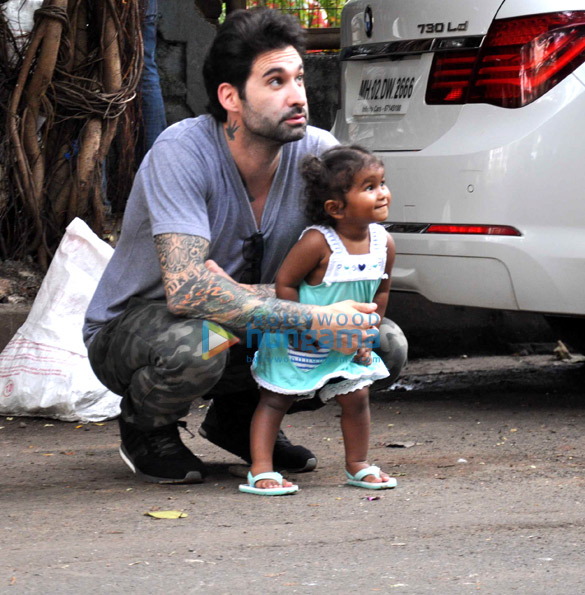 sunny leones husband daniel weber snapped with baby nisha 4