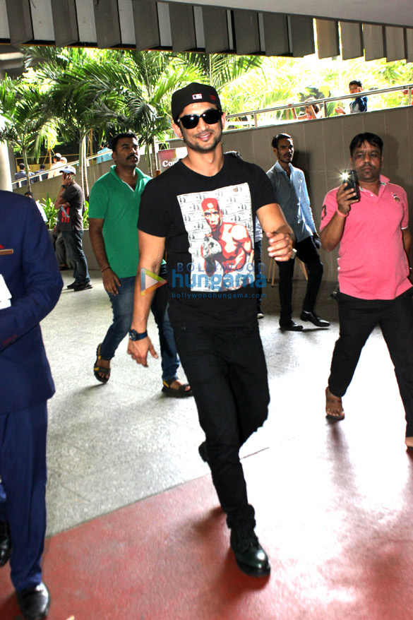 sushant singh rajput and kriti sanon snapped at the airport 5