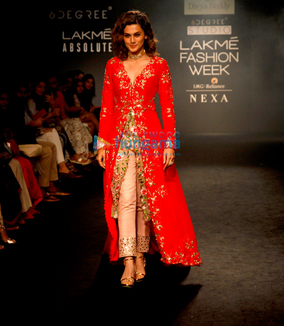 taapsee pannu walks for divya reddy at lakme fashion week 2017 3