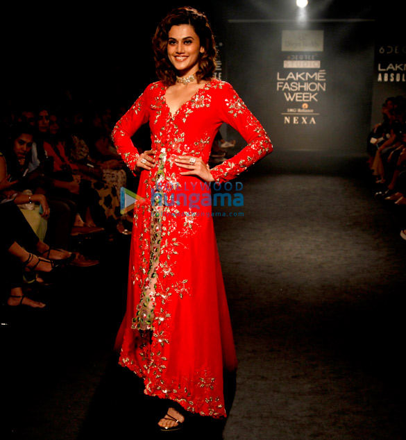 taapsee pannu walks for divya reddy at lakme fashion week 2017 4