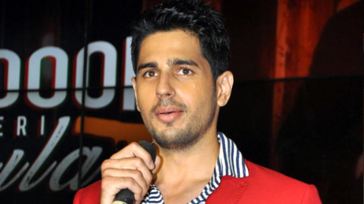 Sidharth Malhotra Trolls A Reporter When Asked About A Funny Question On James Bond & Kissing Scenes