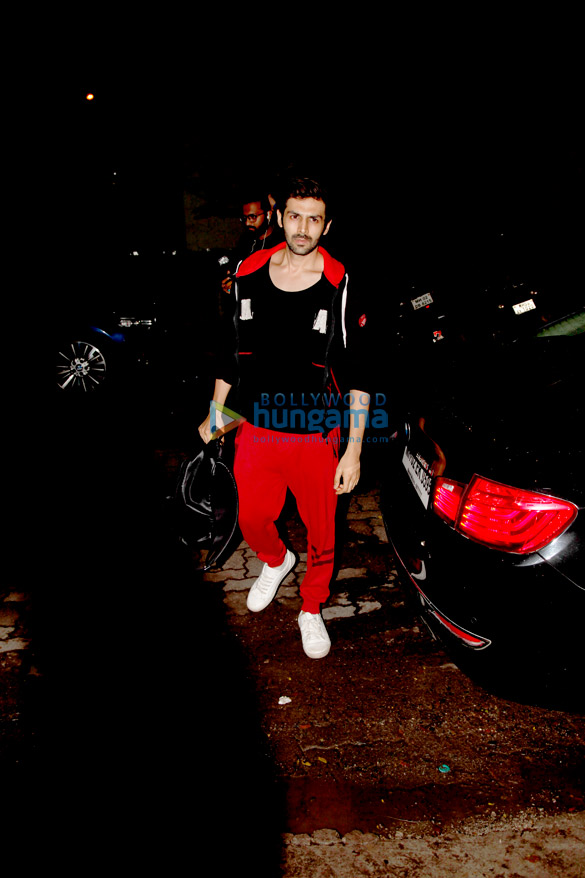 varun dhawan and kartik aaryan snapped at gym today 1