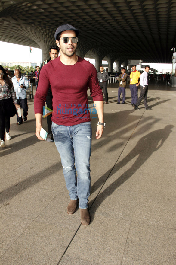 varun dhawan snapped with girlfriend at the airport 4