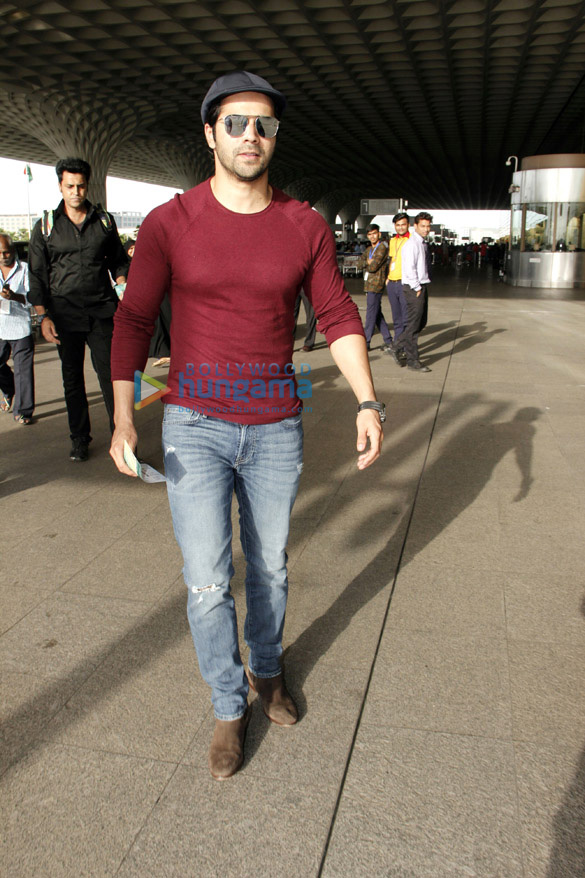 varun dhawan snapped with girlfriend at the airport 6
