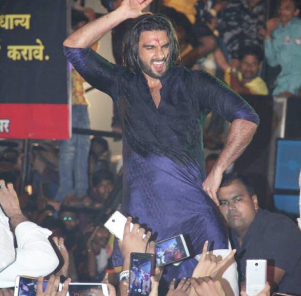 WATCH Ranveer Singh creates fan frenzy while dancing to 'Malhari' at Dahi Handi celebrations1