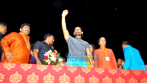 aamir khan graces navratri pooja in vadodara 05