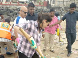 Anushka Sharma cleans Versova beach for Swachh Bharat campaign