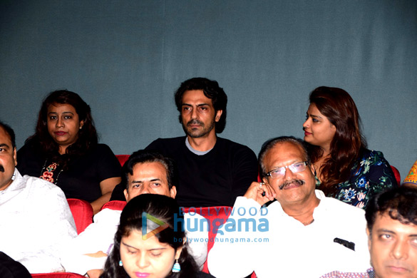 arjun rampal hosts a screening of the film daddy for the gawli family 4
