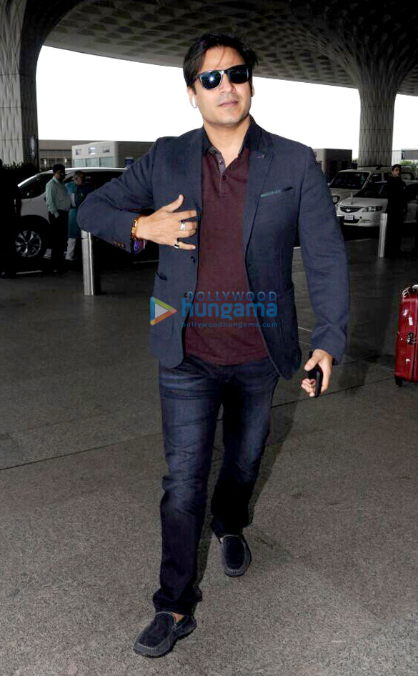 arjun vivek and pritam snapped at the airport in the morning 5