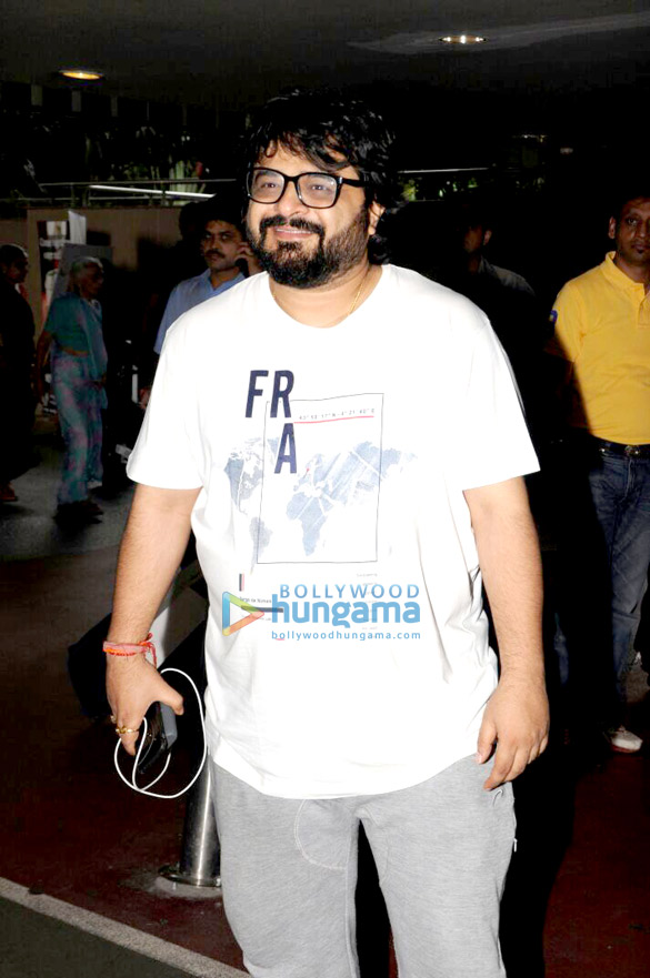 arjun vivek and pritam snapped at the airport in the morning 6