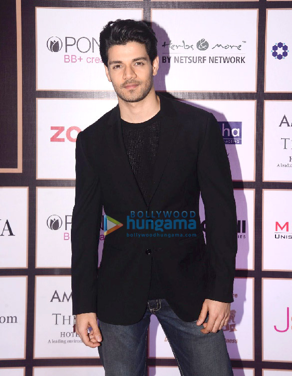 celebs grace red carpet of femina stylista west 3
